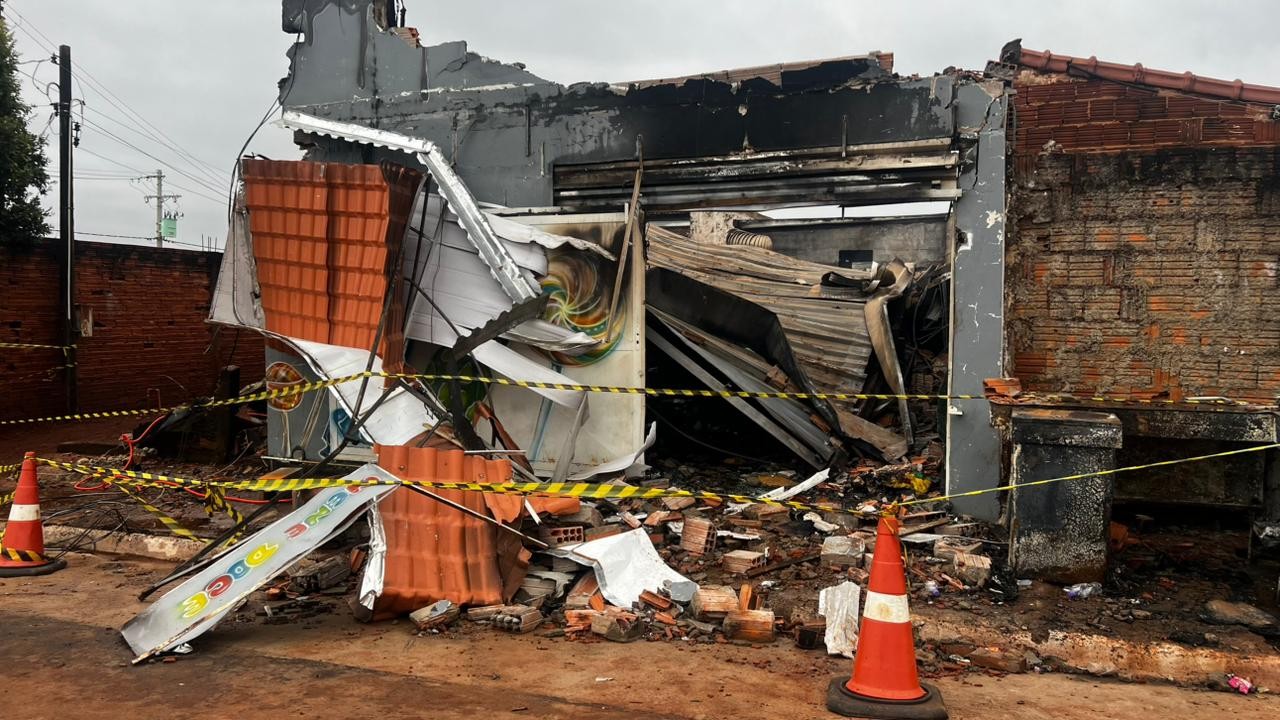Incêndio destrói loja de doces e vizinhos deixam casas por causa da fumaça em Itapuí