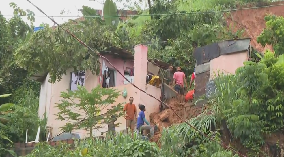 Casa desabou em Saramandaia após deslizamento de terra — Foto: TV Bahia