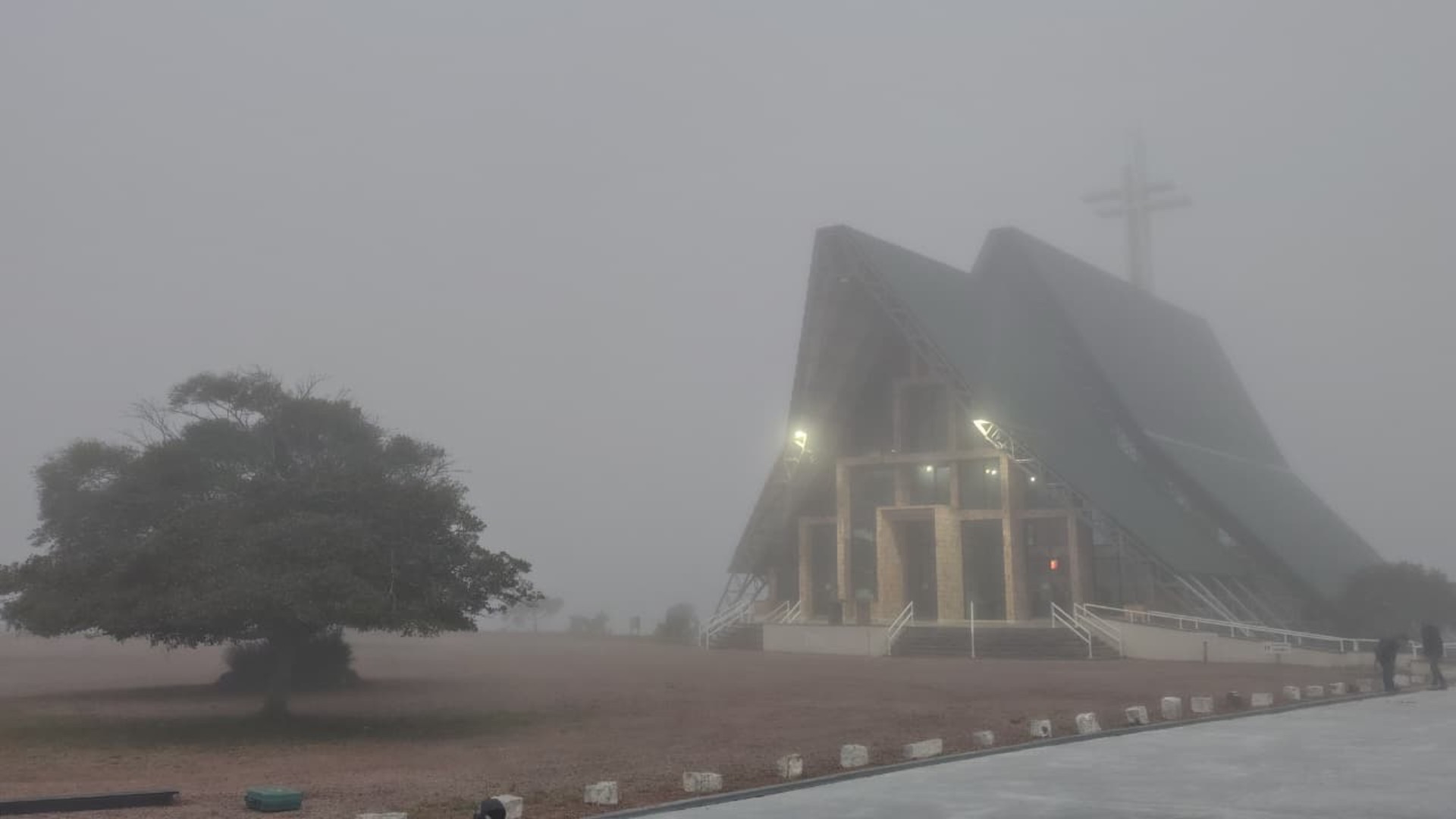 Santuário em um dos pontos mais altos de Porto Alegre amanhece coberto por neblina; VÍDEO