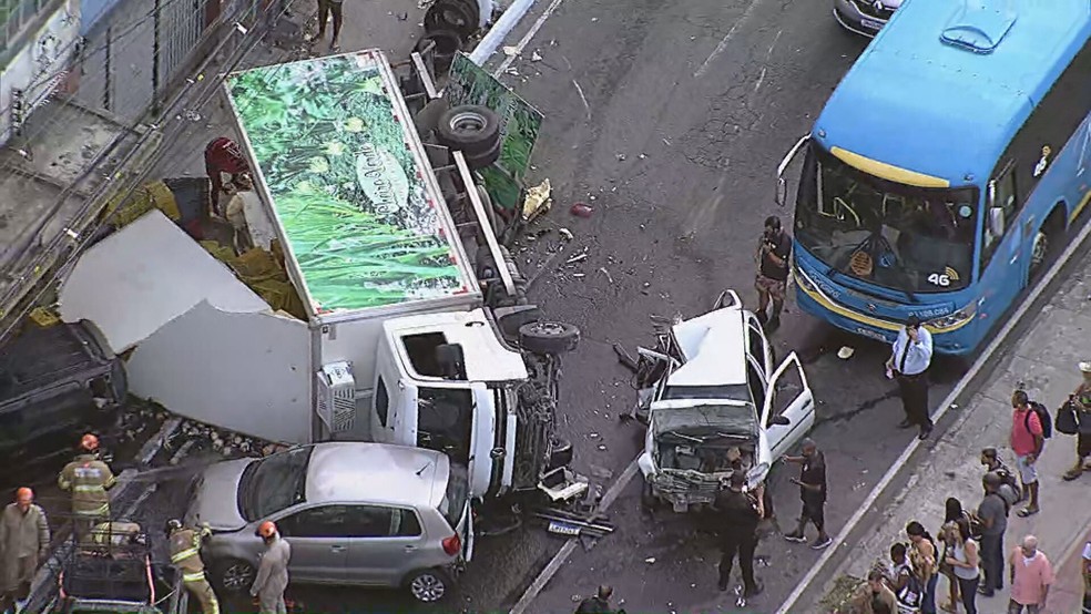 Caminhão se envolve em acidente com oito carros na Alameda São Boaventura, em Niterói, na Região Metropolitana do Rio — Foto: Reprodução/ TV Globo