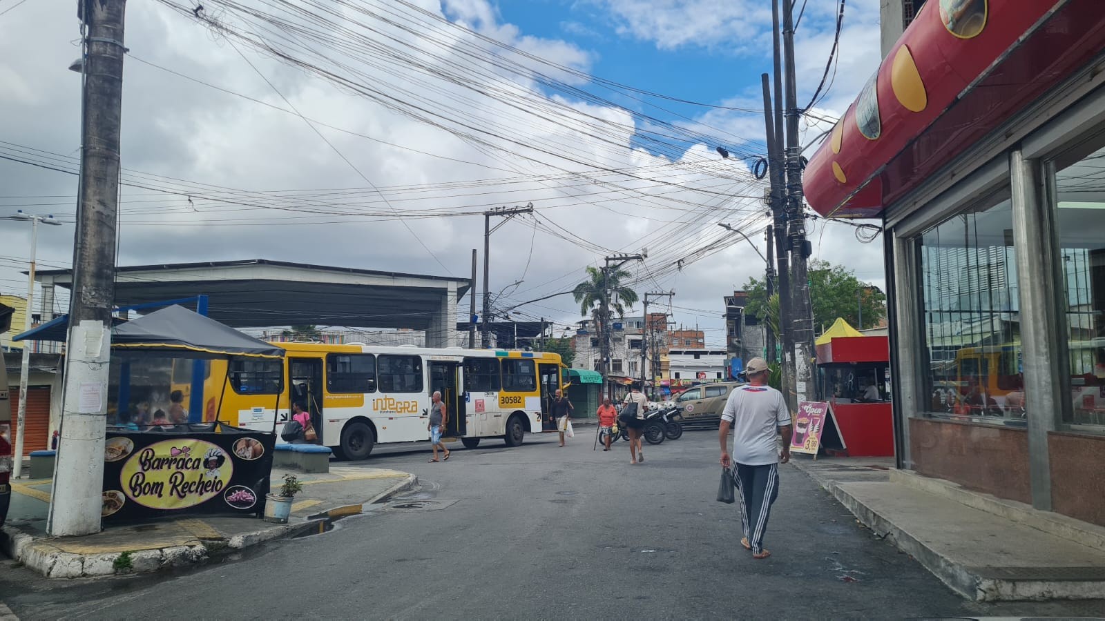 Ônibus voltam a circular em bairro quase três dias após operação policial com 12 mortes em Salvador 