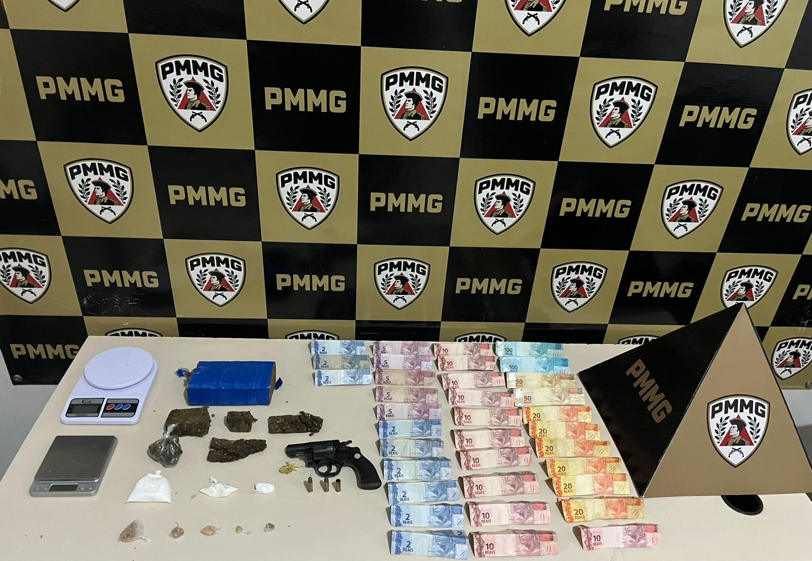 Arma e drogas são apreendidas após motociclista fugir da PM e sofrer acidente em Bocaiuva