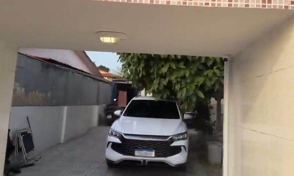 Carro avaliado em R$ 200 mil foi apreendido em casa de homem apontado como chefe de facçã — Foto: Divulgação/SSP