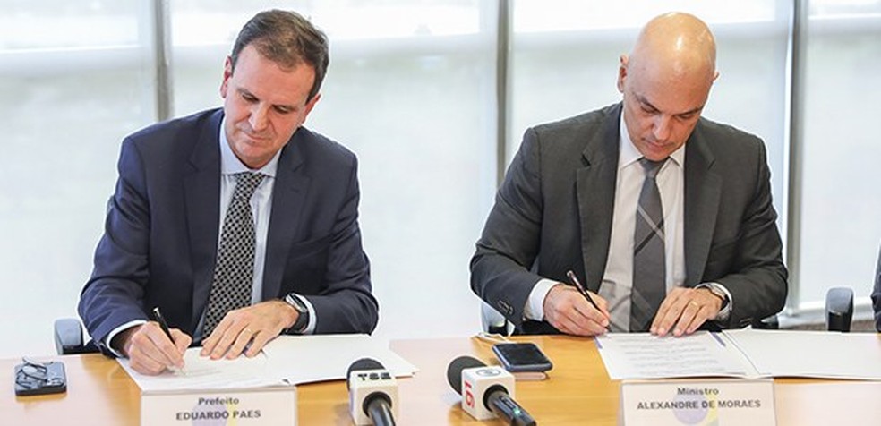 Eduardo Paes e Alexandre de Moraes durante assinatura de acordo para criação do Museu da Democracia — Foto: Divulgação/ TSE