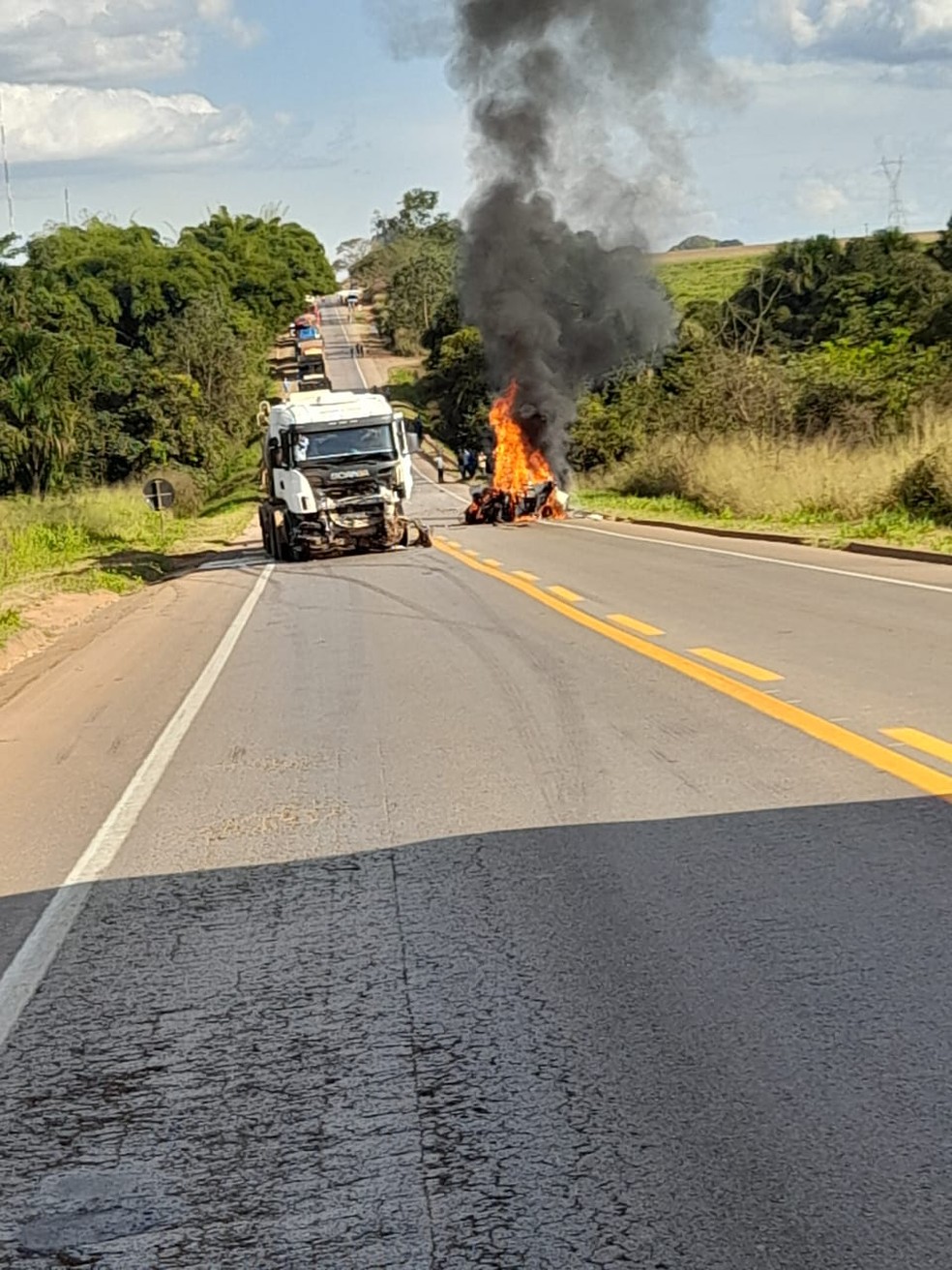 Motorista morreu carbonizado em acidente com carreta na BR-163 — Foto: Reprodução