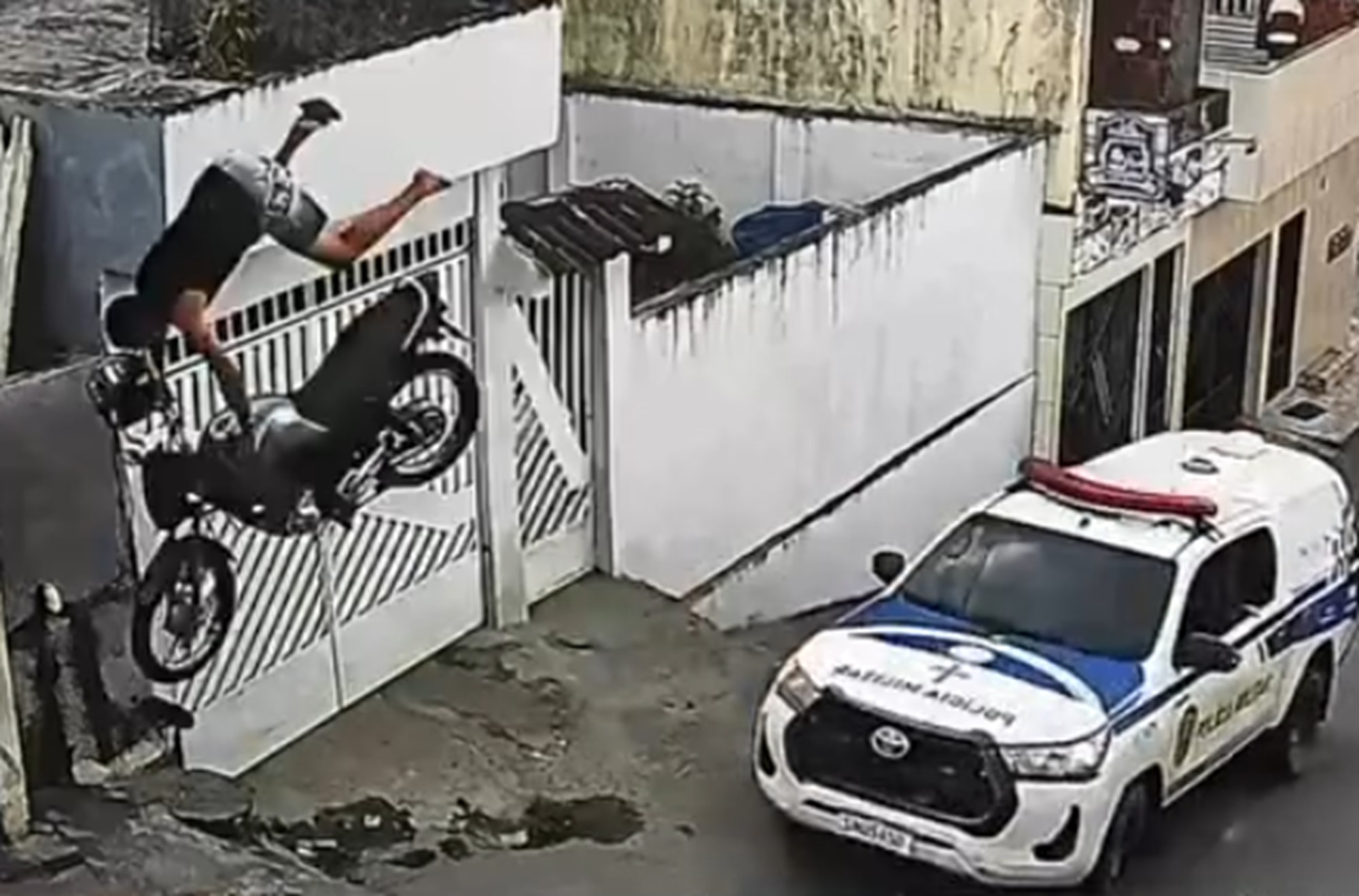 Vídeo mostra acidente em que piloto morre após ser arremessado de moto durante perseguição policial; caso motivou protesto