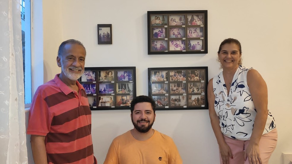 Paulo, Gabriel e Ana Maria com a coleção de fotos de 30 anos — Foto: Arquivo pessoal