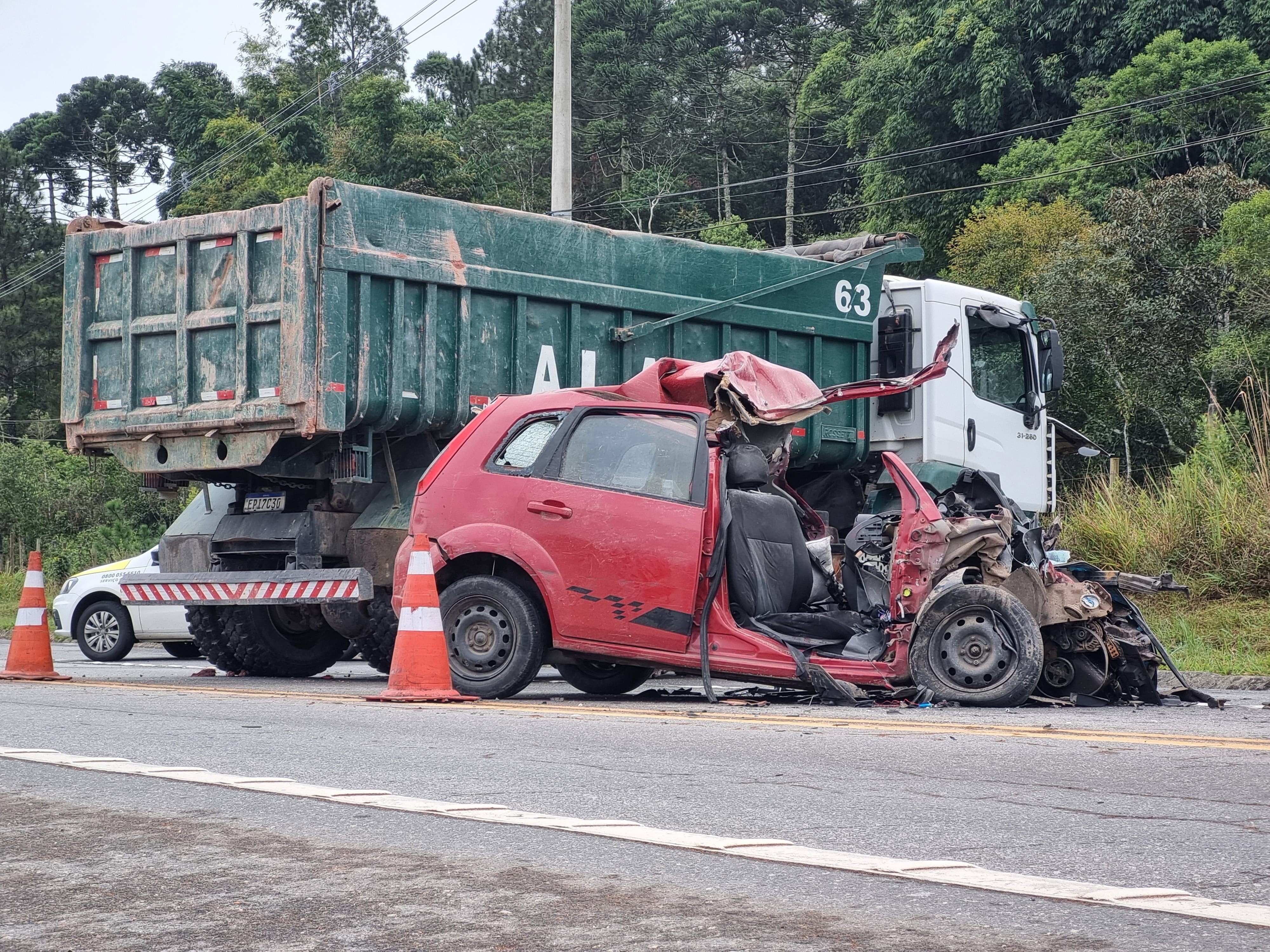 VÍDEO: Carro invade pista contrária, bate em caminhão e três pessoas morrem na Mogi-Bertioga