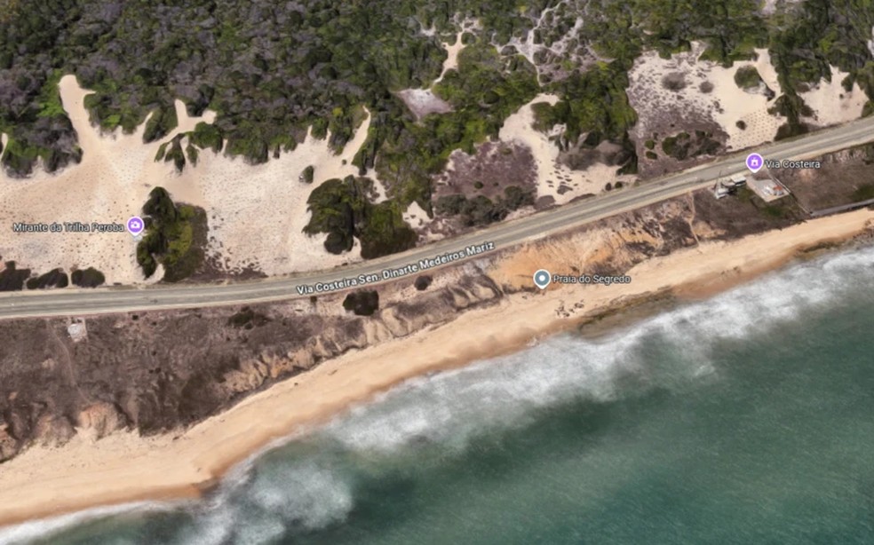 Praia do Segredo se destaca por beleza selvagem e proximidade com Parque das Dunas. — Foto: Google Maps