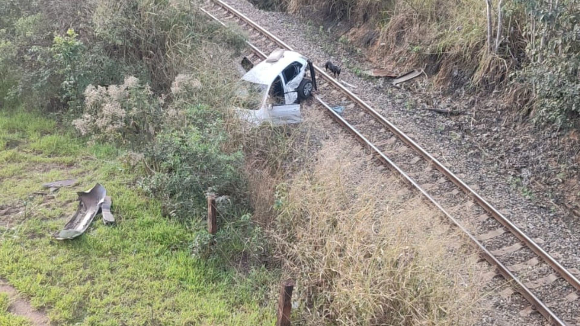 Carro capota em ribanceira e para sobre trilhos de ferrovia após saída de pista na BR-262 em MG