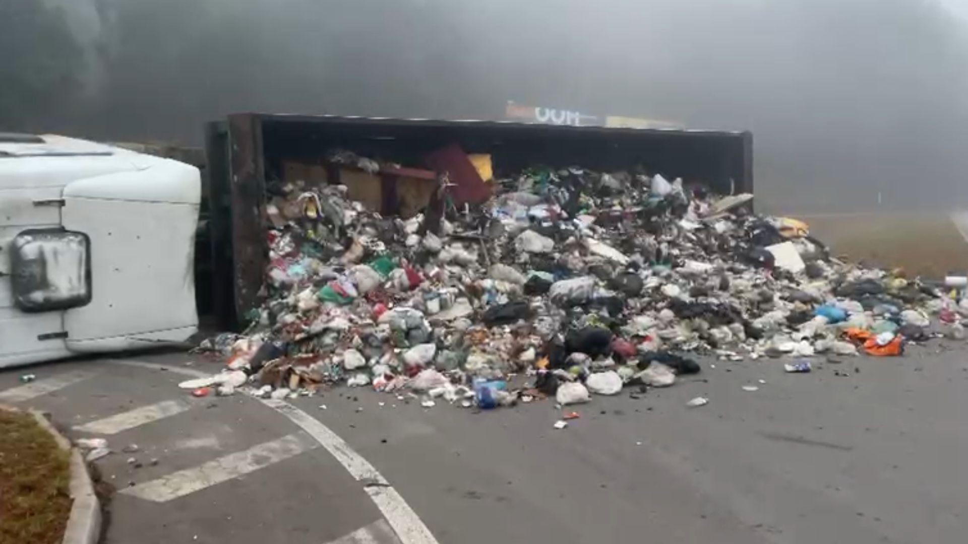 Caminhão de lixo tomba e deixa resíduos espalhados em rodovia no RS