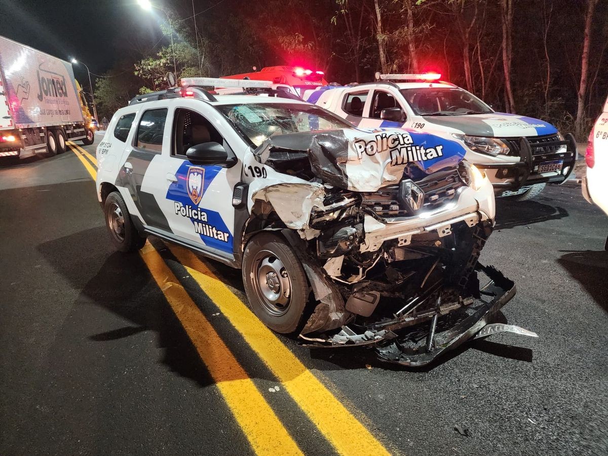 Motorista de aplicativo é rendido e joga o carro contra viatura da polícia para pedir ajuda na Serra, ES