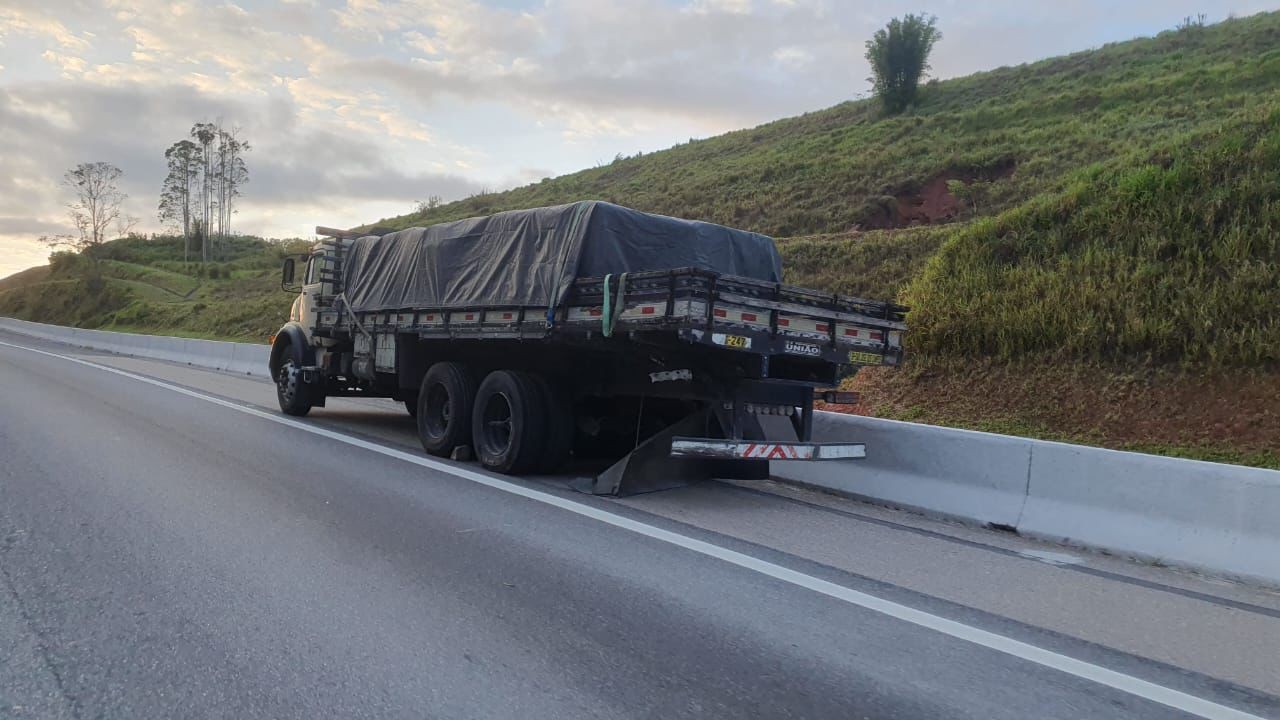 Carro e caminhão se envolvem em acidente na Tamoios, em Caraguatatuba