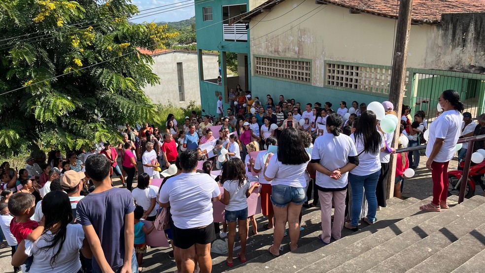 Familiares de Ana Sophia e moradores do Distrito de Roma, em Bananeiras, pedem justiça — Foto: Reprodução: TV Paraíba/Pedro Junior