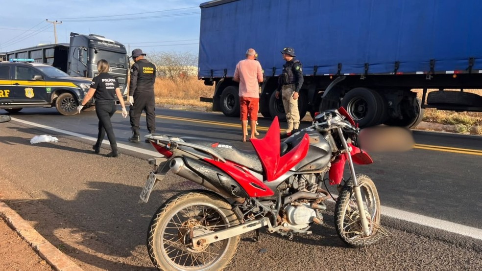 Motociclista morre após colisão com carro na BR-316, em Picos — Foto: Carmo Neto/Rede Clube