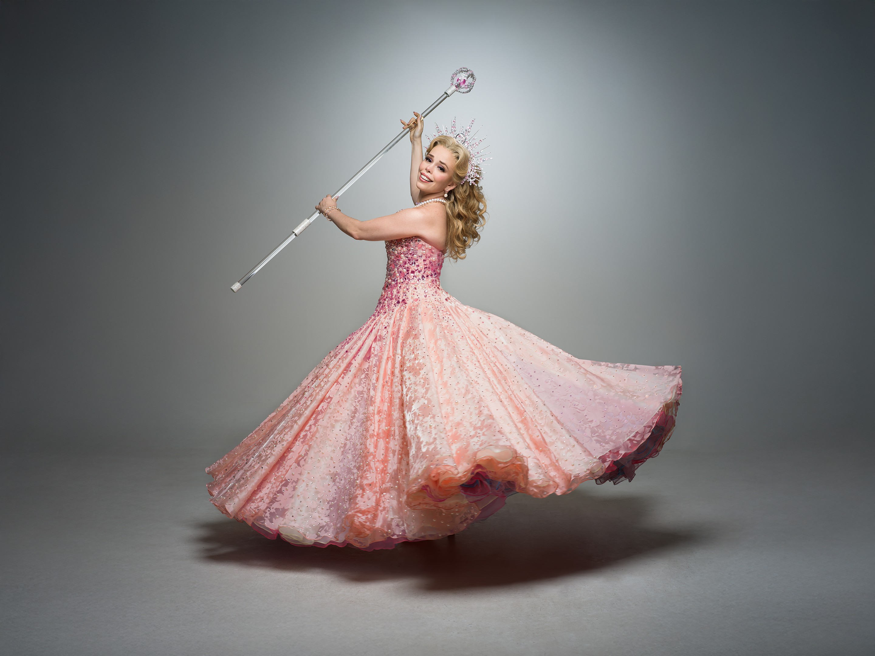 De Oz para o Anhembi: Fabi Bang leva Glinda ao desfile de bruxas da Colorado do Brás nesta sexta-feira 13