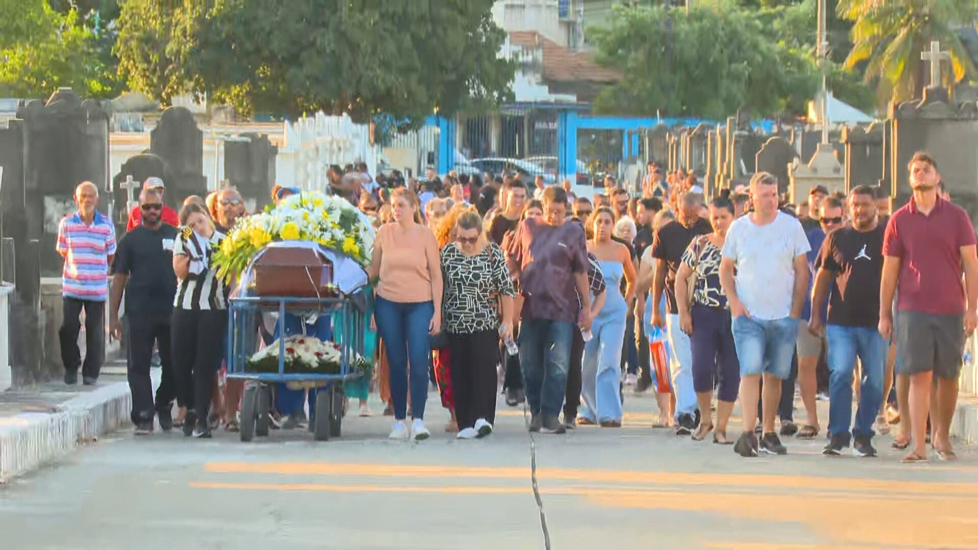 Parentes e amigos se despedem de empresário morto por PMs em abordagem na Pavuna, no Rio