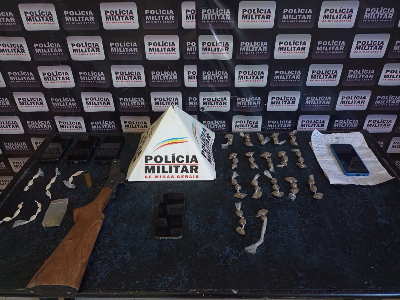 Operação de combate ao tráfico prende 4 pessoas e apreende drogas e arma em São João das Missões