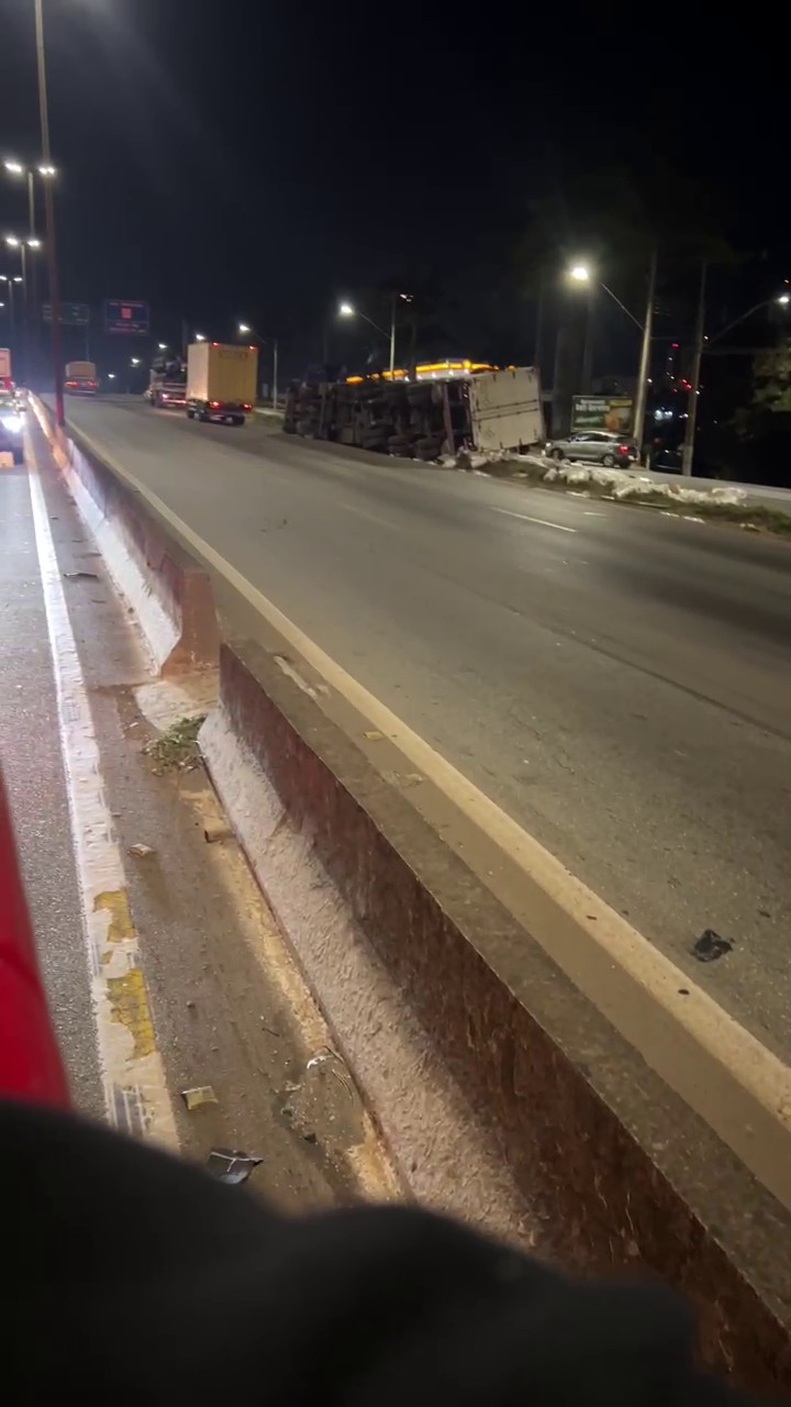 Caminhão carregado com bobinas de plástico tomba e interdita parte do Anel Rodoviário de BH