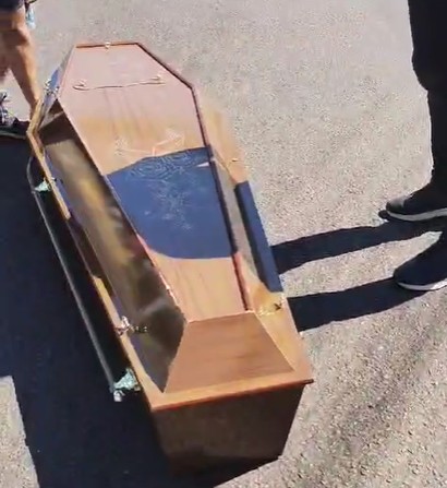 Caixão cai de carro funerário em cruzamento de avenidas em Presidente Prudente; VÍDEO