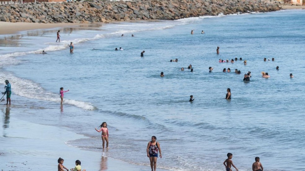 O trecho conhecido como Praia dos Crush, na Praia de Iracema, é um dos pontos adequados para o banho. — Foto: Thiago Gadelha/SVM