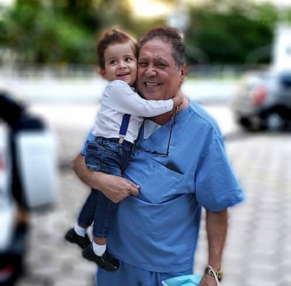 Hélcio e o neto Lorenzo em pátio de hospital — Foto: Reprodução/Acervo pessoal
