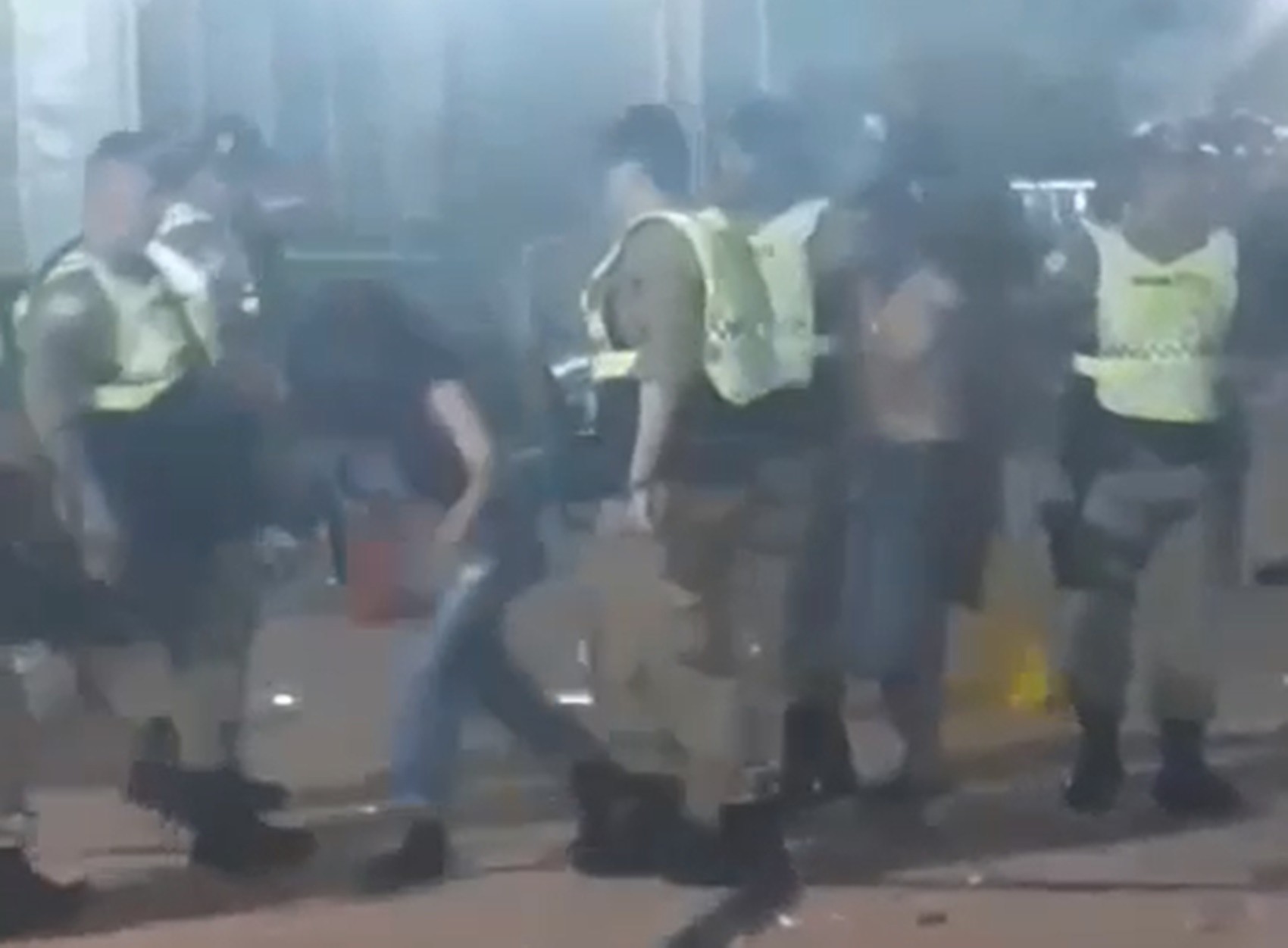 Polícia usa bombas em confusão com foliões após fim de festa de carnaval em Poços de Caldas; cinco são presos
