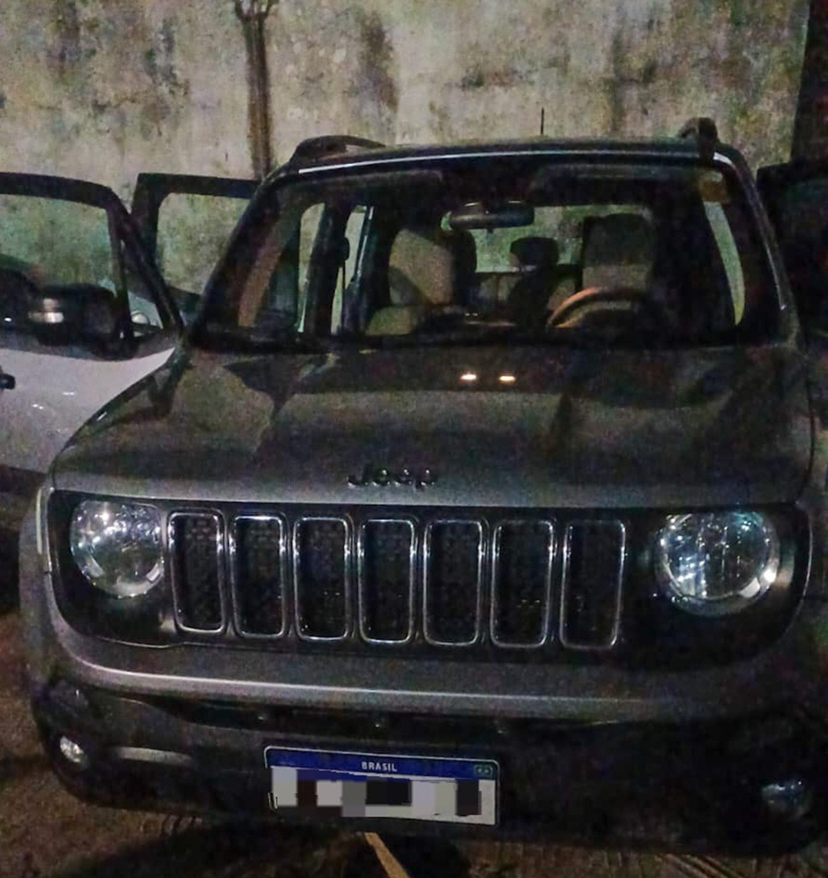 Foragido tenta se passar pelo irmão para enganar policiais e é preso com carro e celular roubados