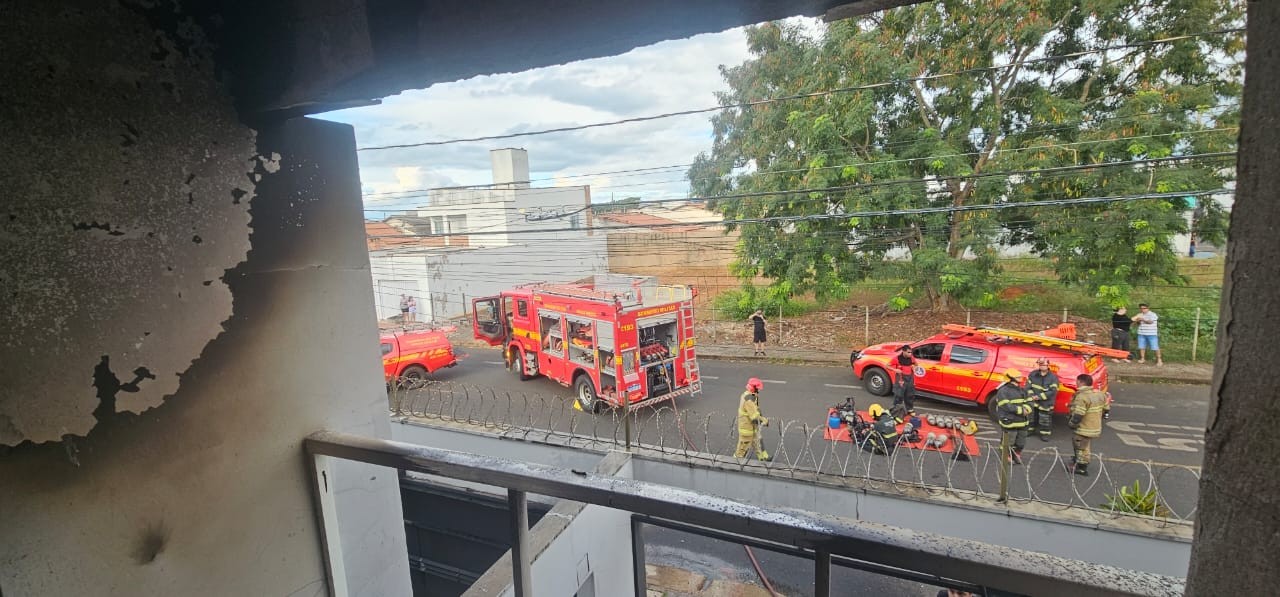 Incêndio destrói sobrado no bairro Umuarama, em Uberlândia