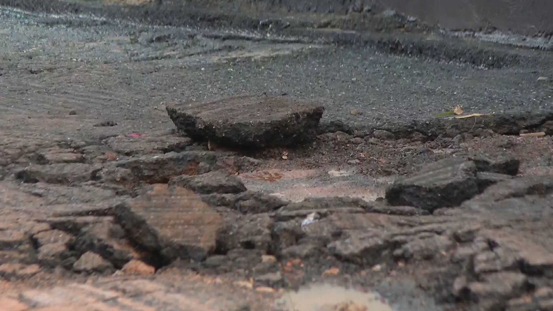 Chuva forte arranca pedaços de asfalto em rua do DF; veja IMAGENS