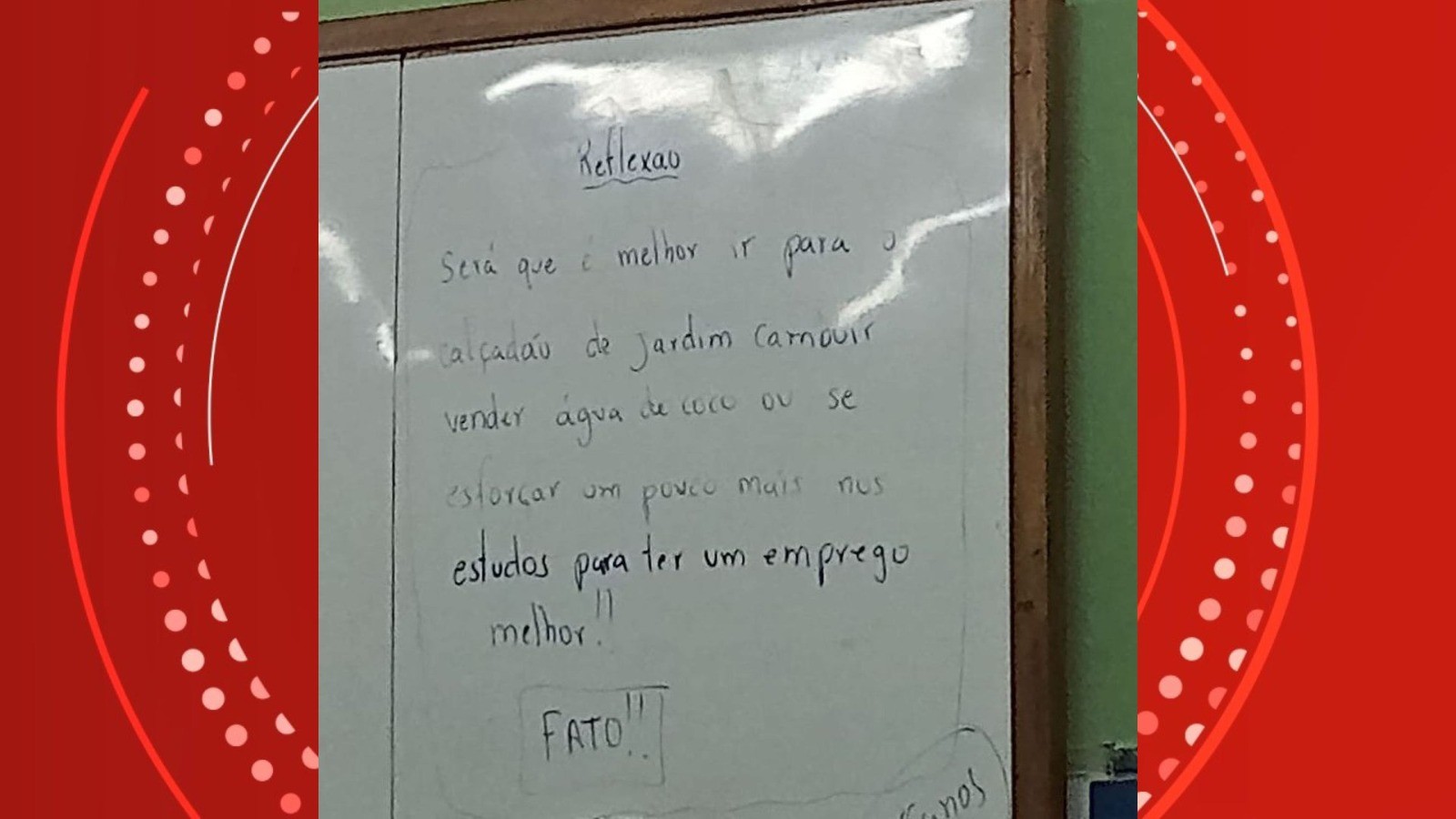 Professor é demitido após escrever em quadro sobre aluno adolescente que ajuda família a vender água de coco no ES: 'Humilhante', desabafa mãe