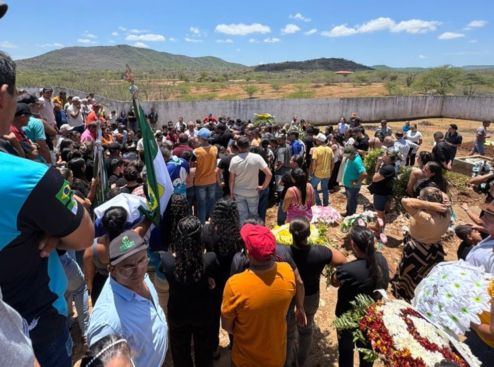 População de São Bento do Trairi acompanha sepultamento do presidente da Câmara Municipal nesta terça-feira (10) — Foto: Rafaela Costa