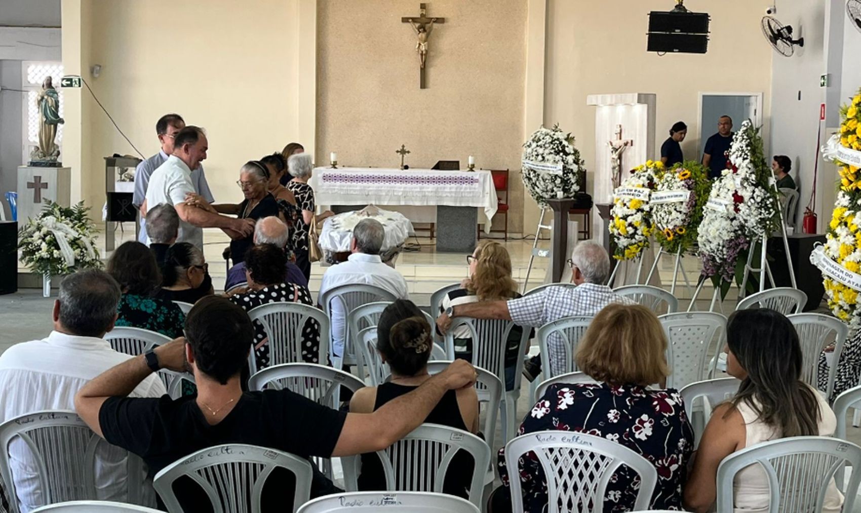 Amigos e familiares se despedem do monsenhor José Carvalho em Aracaju