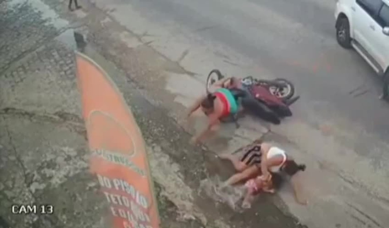 Câmera registra acidente que derrubou criança de 2 anos e duas mulheres de moto em Penedo, AL