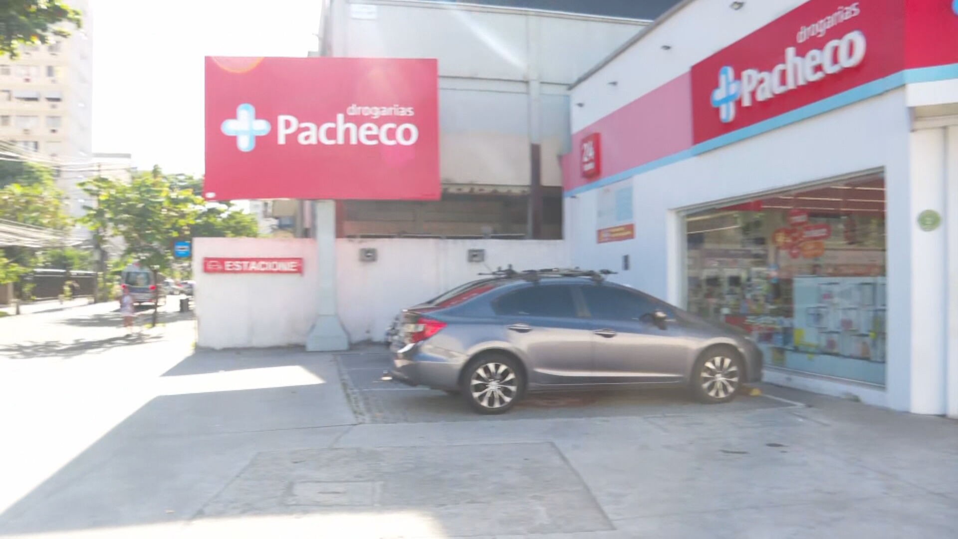 Ladrões assaltam farmácia na Zona Sudoeste do Rio, e bombeiro reage a tiros