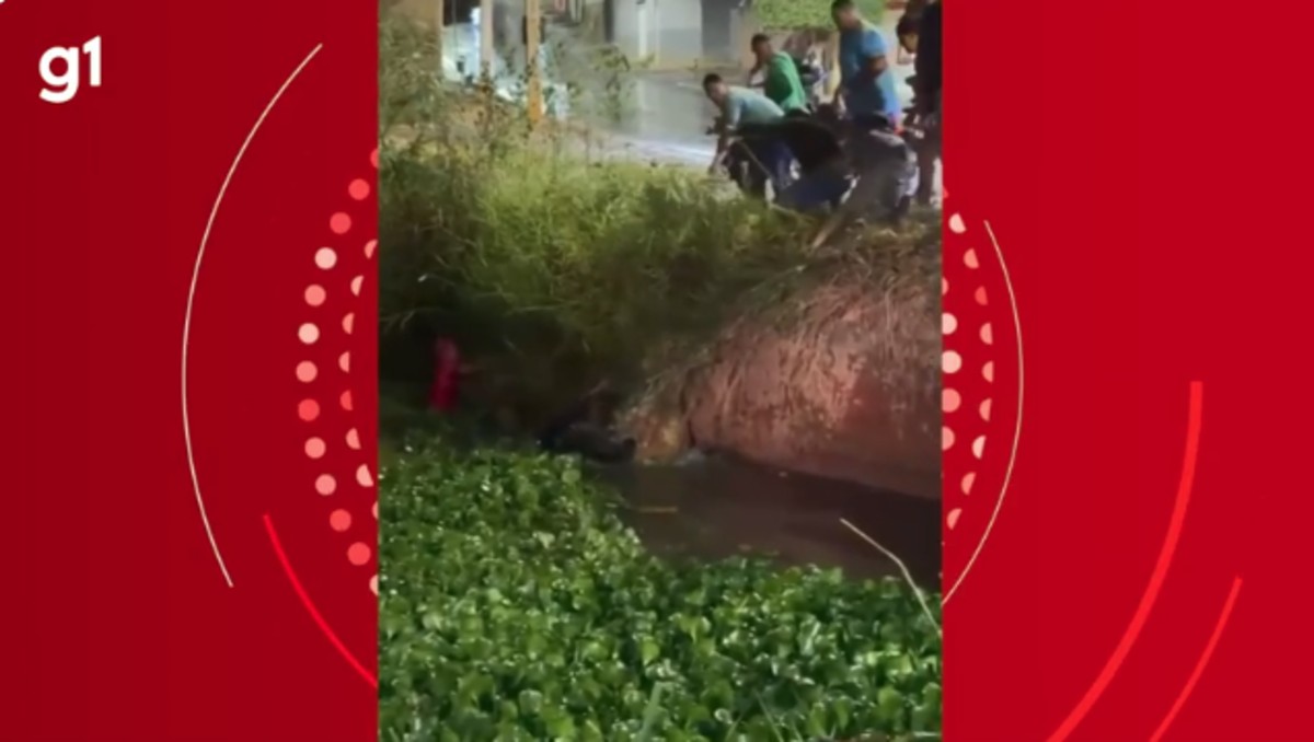 Policial de folga entra em lagoa e salva casal que caiu de moto durante temporal em Montes Claros; VÍDEO