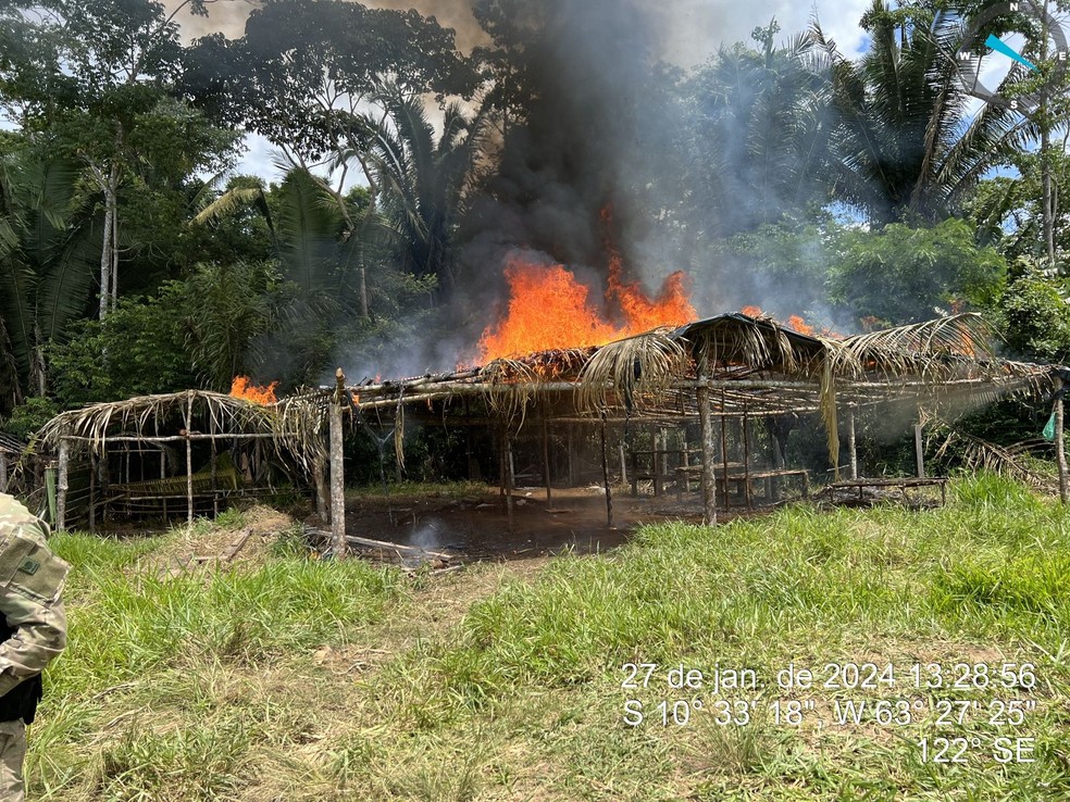 Abrigos construídos por invasores dentro da TI Uru-Eu-Wau-Wau são destruídos — Foto: PF/Divulgação