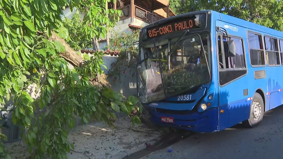 Operação Tolerância Zero fiscaliza mais ônibus do transporte público nas  portas das garagens de Belo Horizonte (MG)