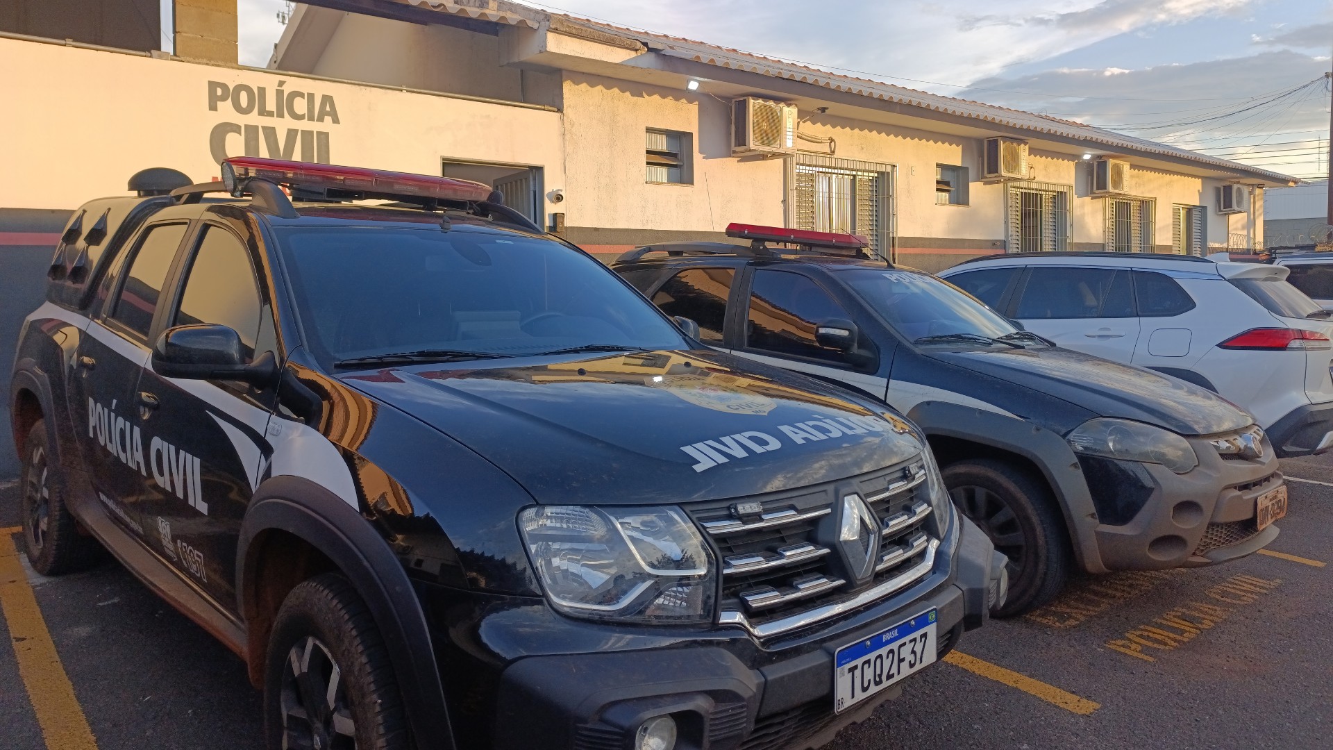 Mãe é presa por deixar filhos sem comida e agredir a mais velha na frente da polícia em Uberlândia