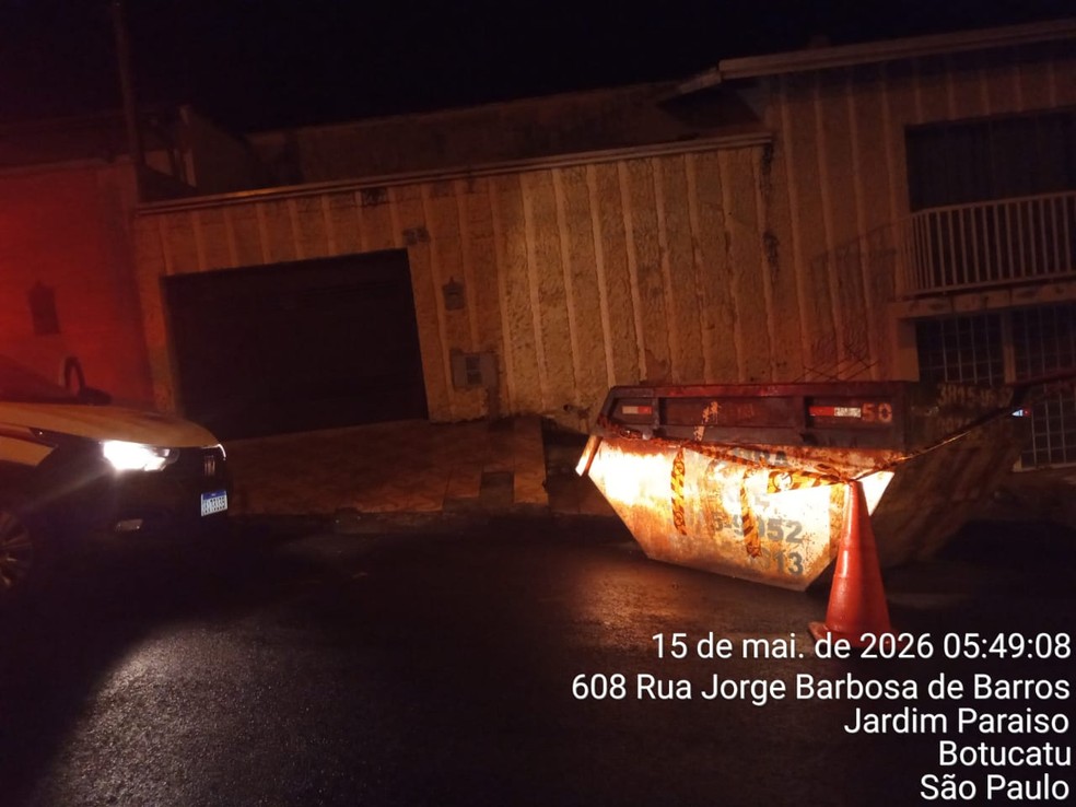 3 de 3
Equipe da Defesa Civil foi acionada na manh&atilde; desta sexta-feira (15) e realizou o deslocamento para a lateral da rua &mdash; Foto: Defesa Civil de Botucatu