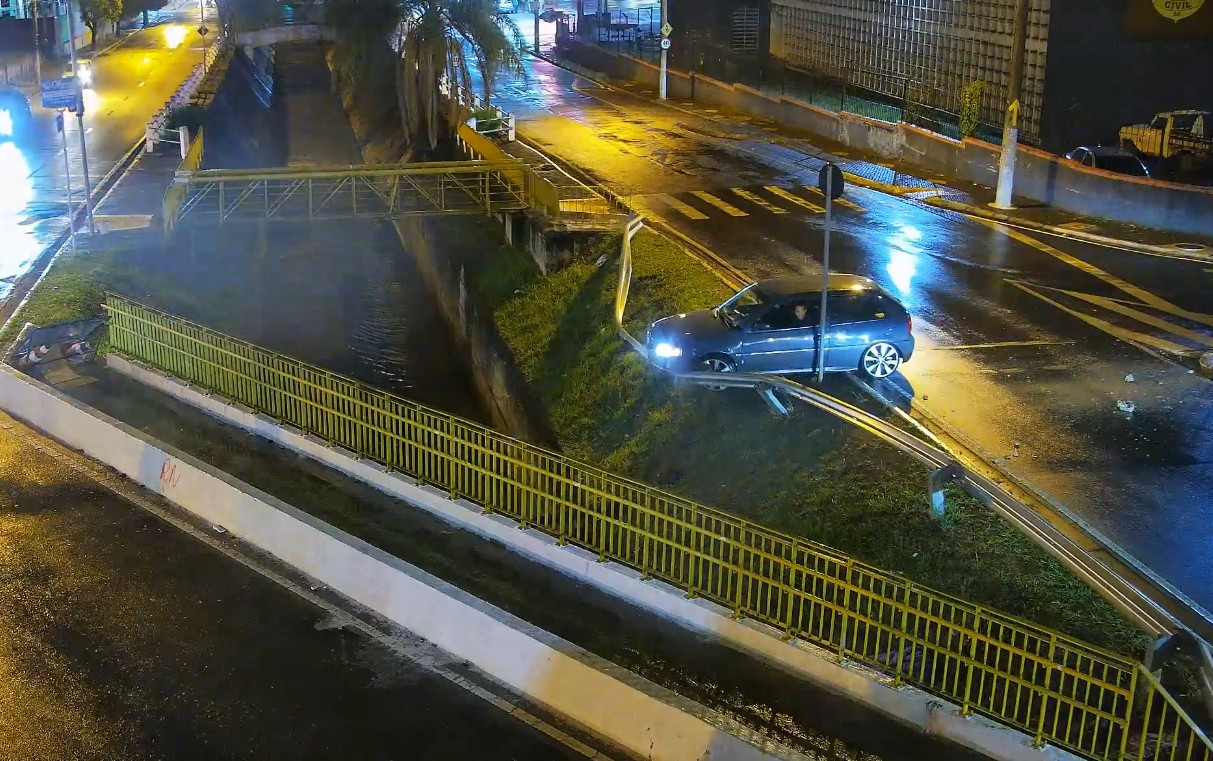 Defensa metálica evita queda de veículo em córrego após acidente em Franca​‌​