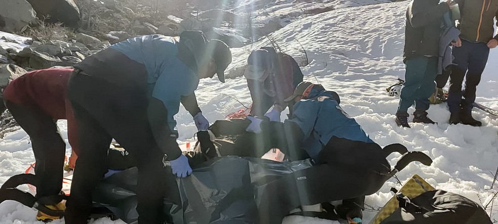 Foto mostra equipe de resgate carregando o corpo de Juliette Willmann em Cerro Creston, perto de El Chalten, na patagônia argentina. — Foto: AFP Photo/ Secretaria de Medios De Santa Cruz