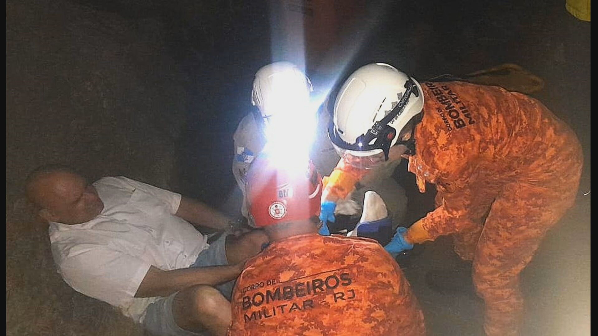 Turista espanhol é resgatado após cair de pedra no Arpoador