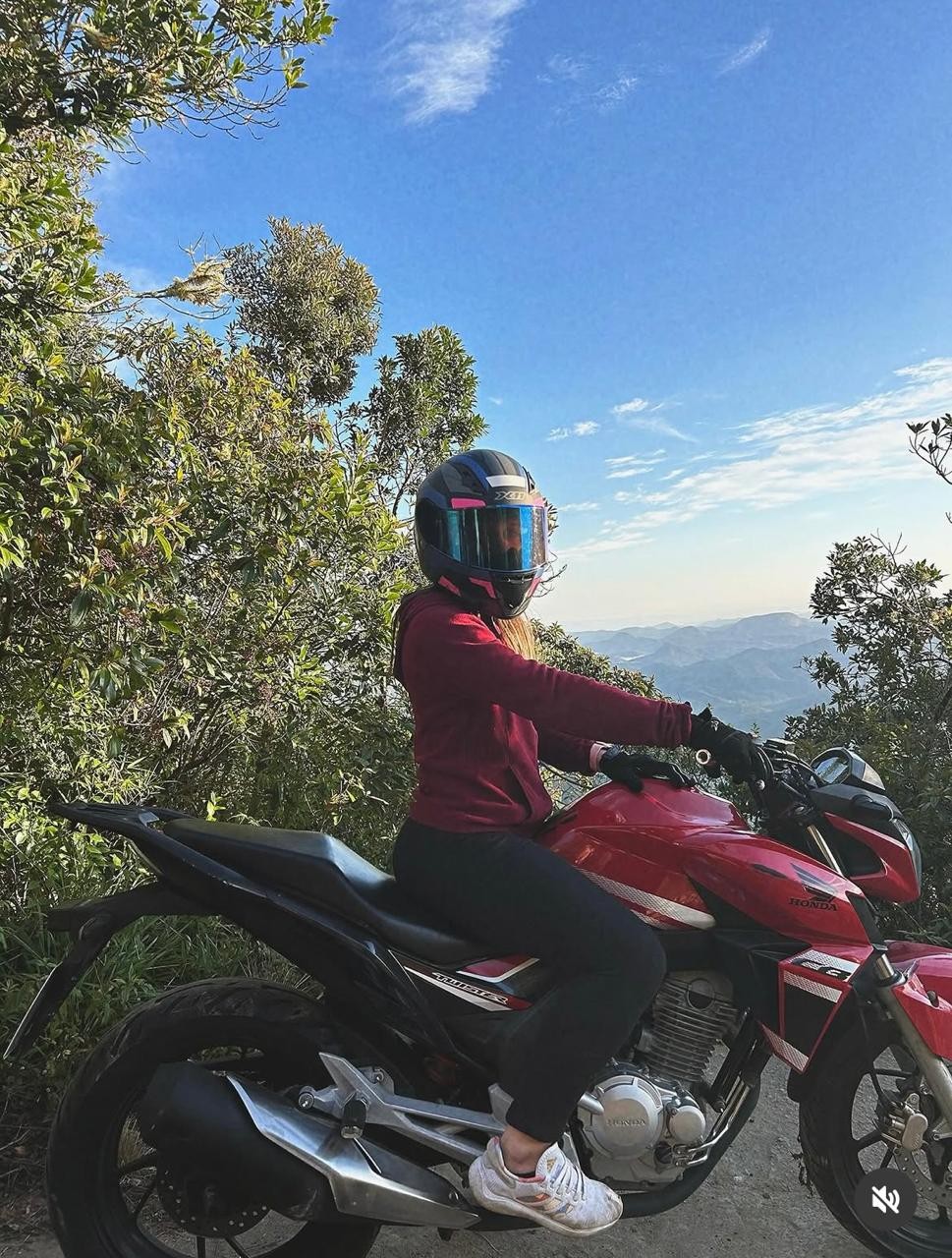 Motociclista morre após bater em carro em Nova Friburgo - RJ