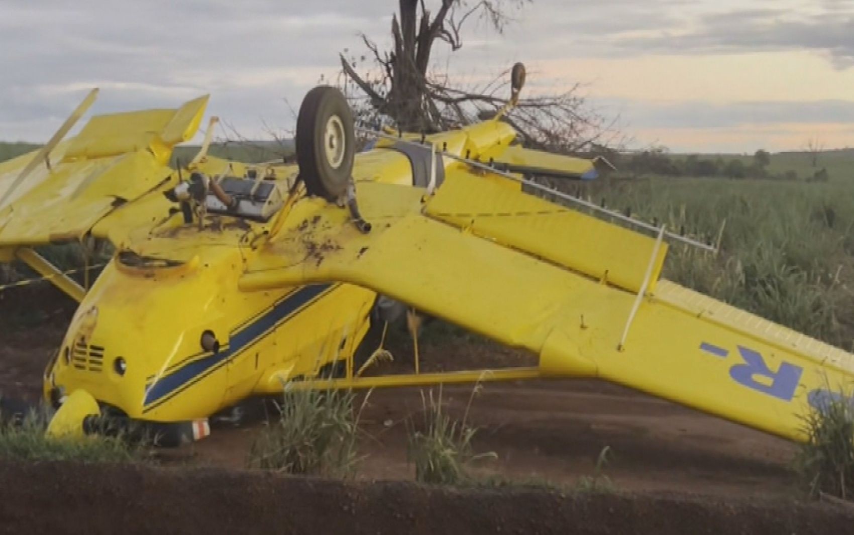 Avião capota durante o pouso devido ao vento forte