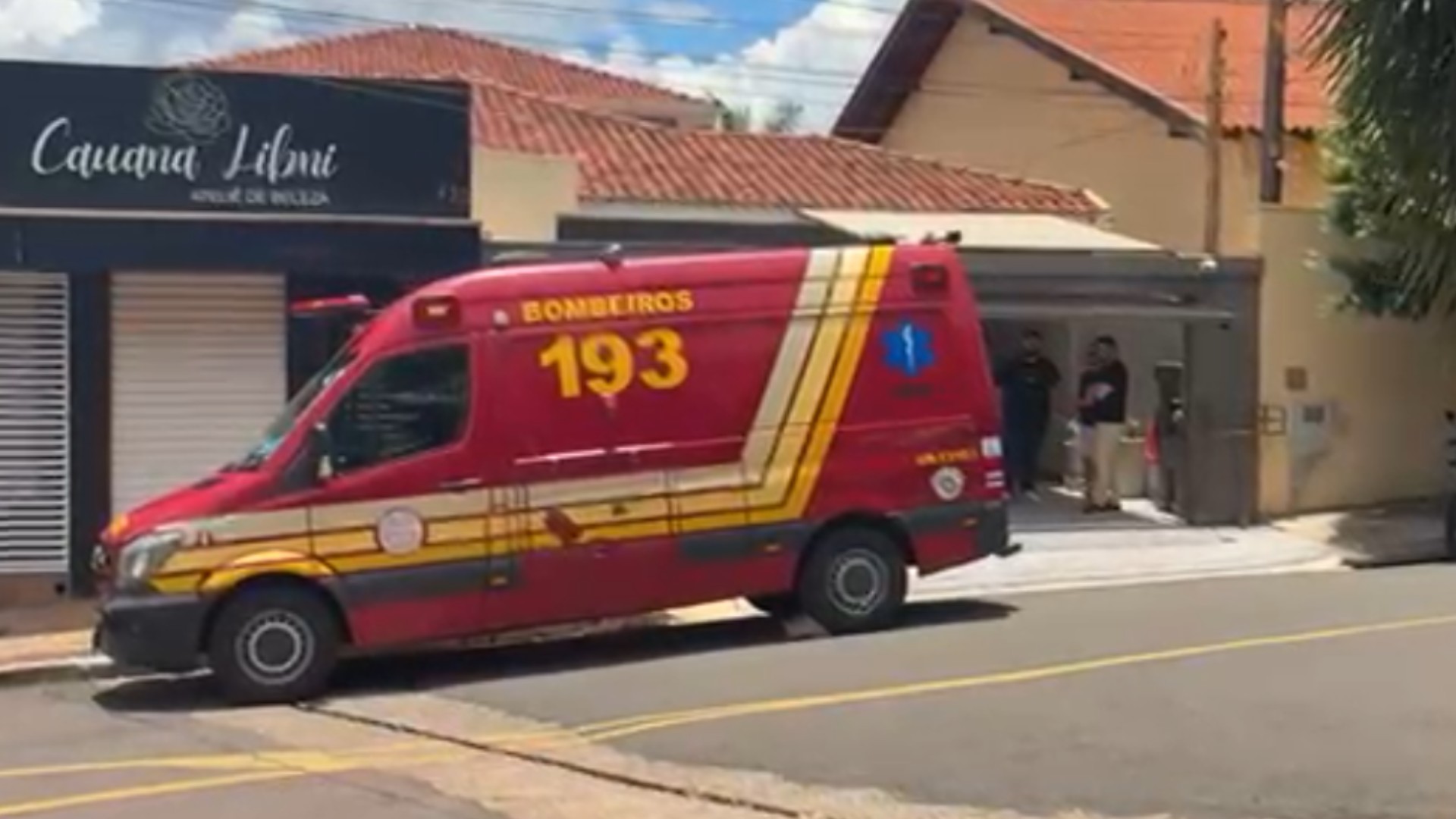 Homem cai do telhado da casa dele e morre em Rio Preto