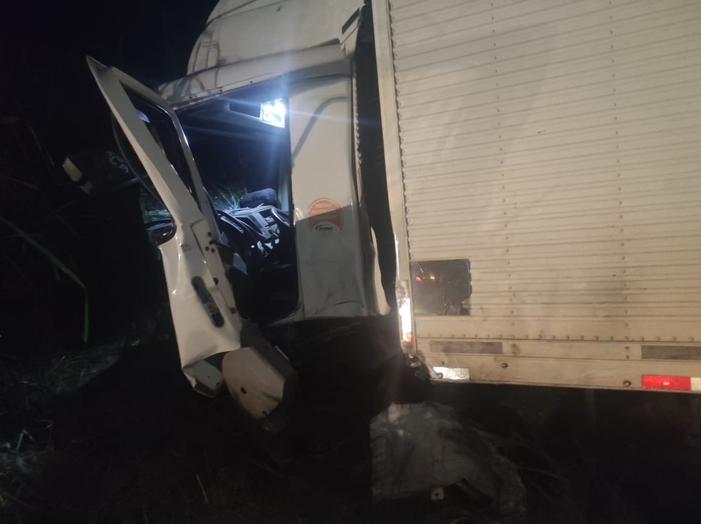 Caminhão-baú saiu da estada após colisão — Foto: Divulgação/PRF