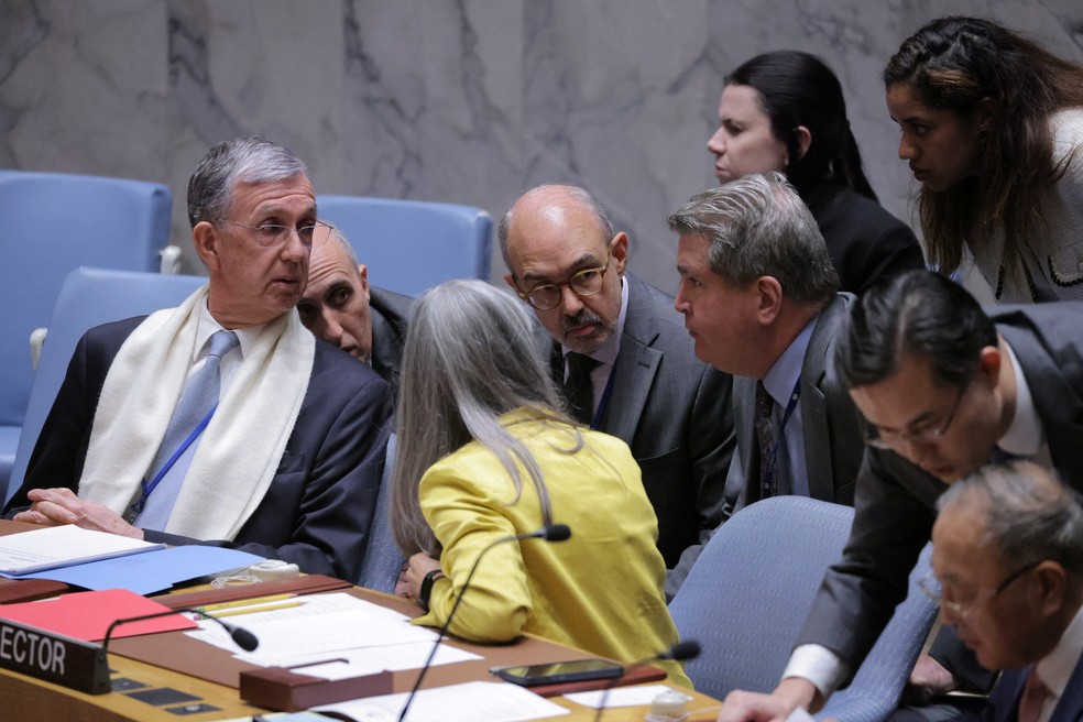 Sergio Franca Danese, do Brasil, conversa com a delegação antes da reunião do Conselho de Segurança da ONU — Foto: Andrew Kelly/Reuters