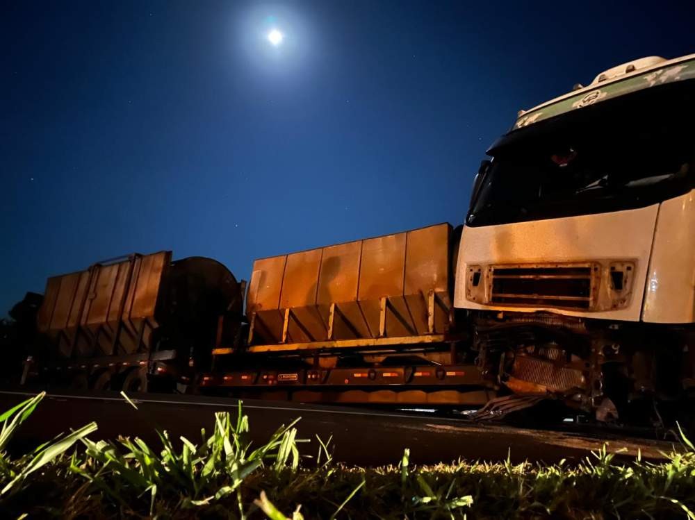 Carreta tomba e atravessa pista em rodovia de Guararapes