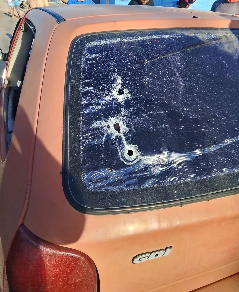 Parte das marcas de tiros encontradas no carro onde as vítimas estavam — Foto: Cedida